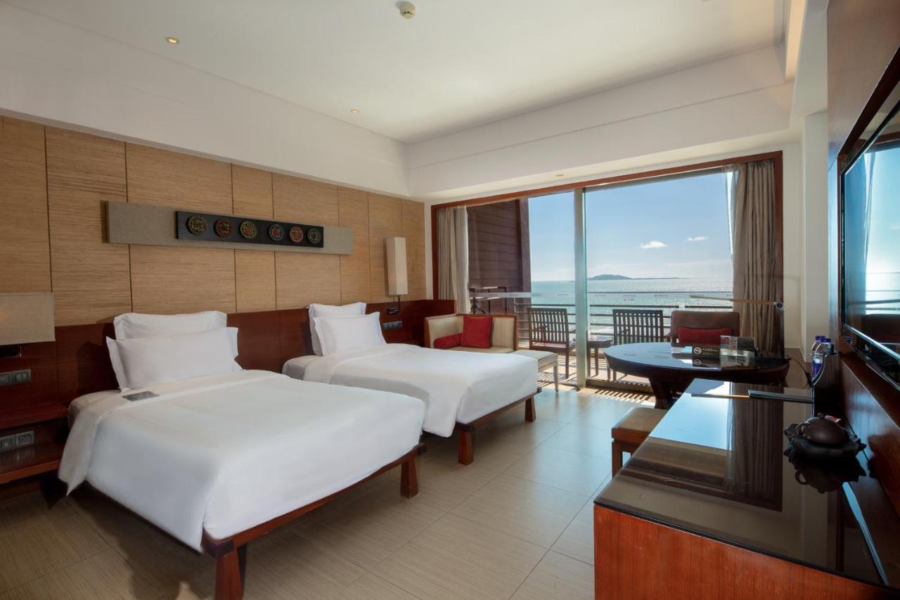 Pullman Oceanview Sanya Bay Resort & Spa Exterior photo